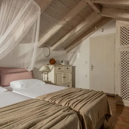 Villa In Pietra Kalamaras